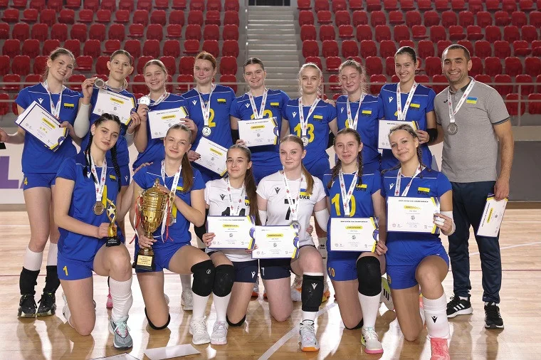 Жіноча збірна України U-18 з медалями та кубком після змагань