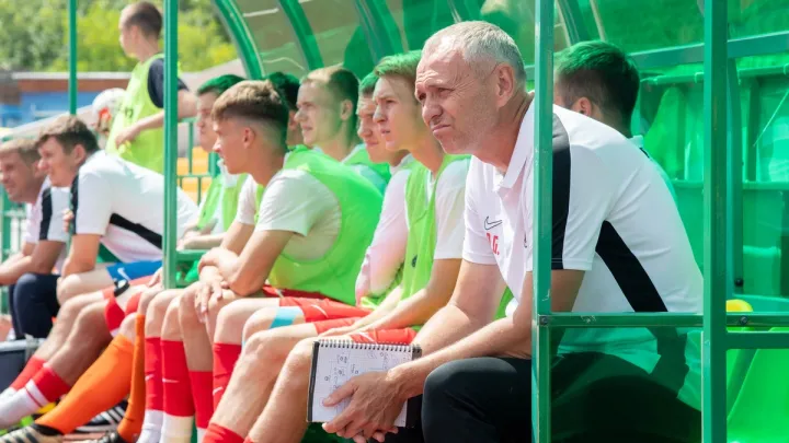 Олександр Головко на лавці Діназа з гравцями команди