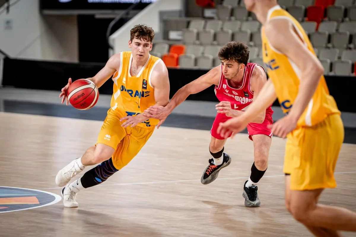 Гравець збірної України U-20 веде мяч у матчі Євробаскету-2026 проти Естонії
