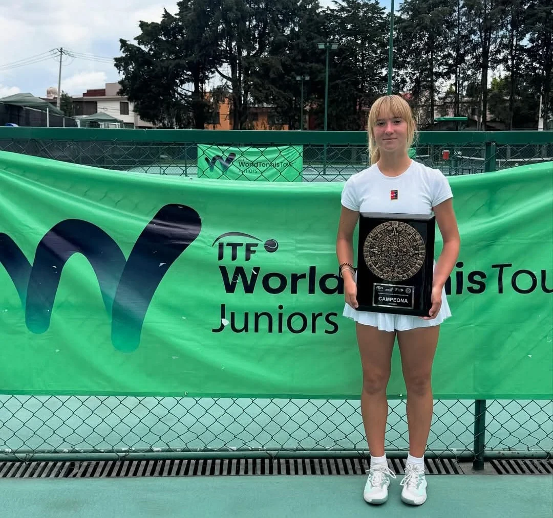 Юна тенісистка з трофеєм чемпіонки ITF World Tennis Juniors