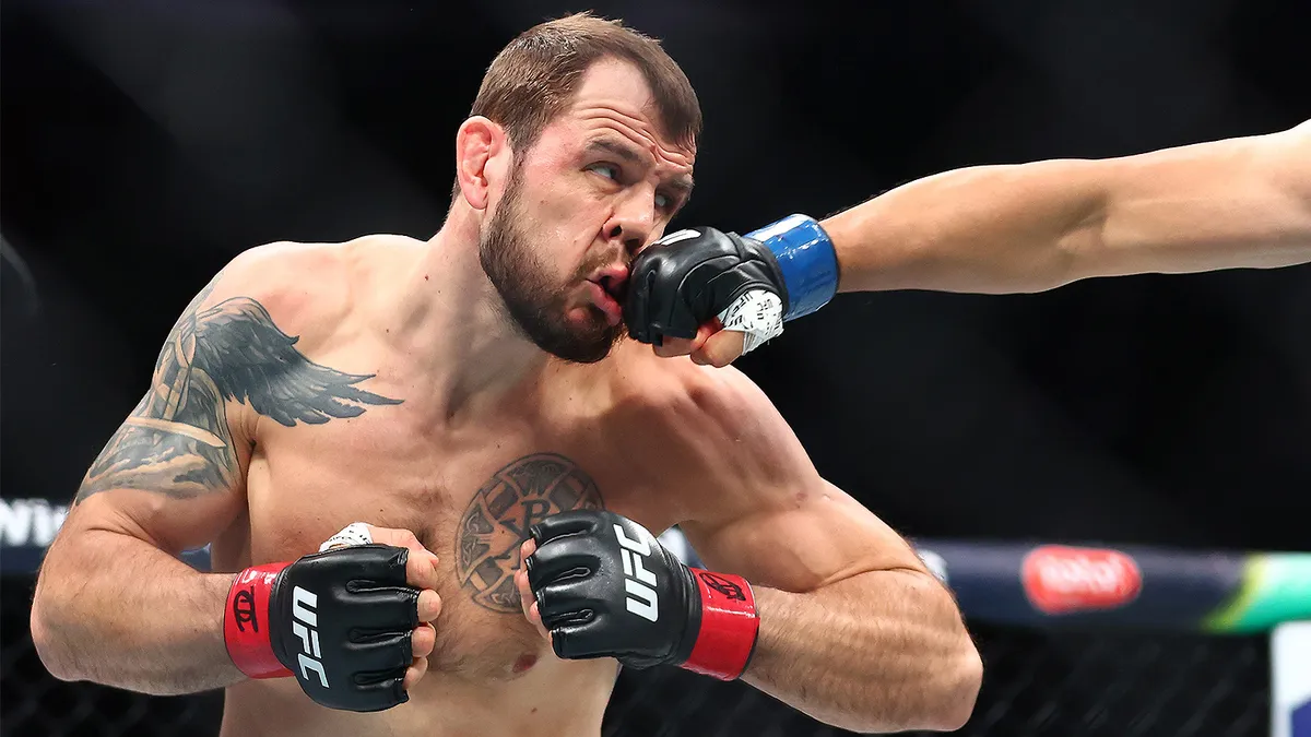 Роберт Уиттакер в бою против Никиты Крылова на UFC 329