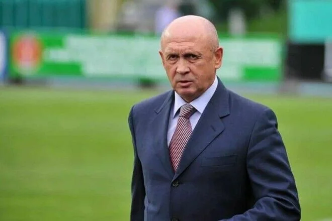 Президент ФК «Харків» у костюмі на футбольному полі