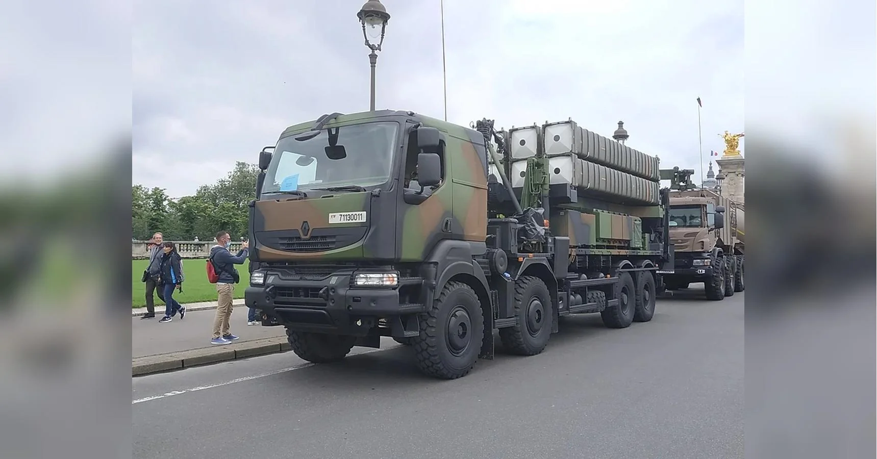 Камуфляжна вантажівка Renault з контейнерами ракет ППО на вулиці Парижа