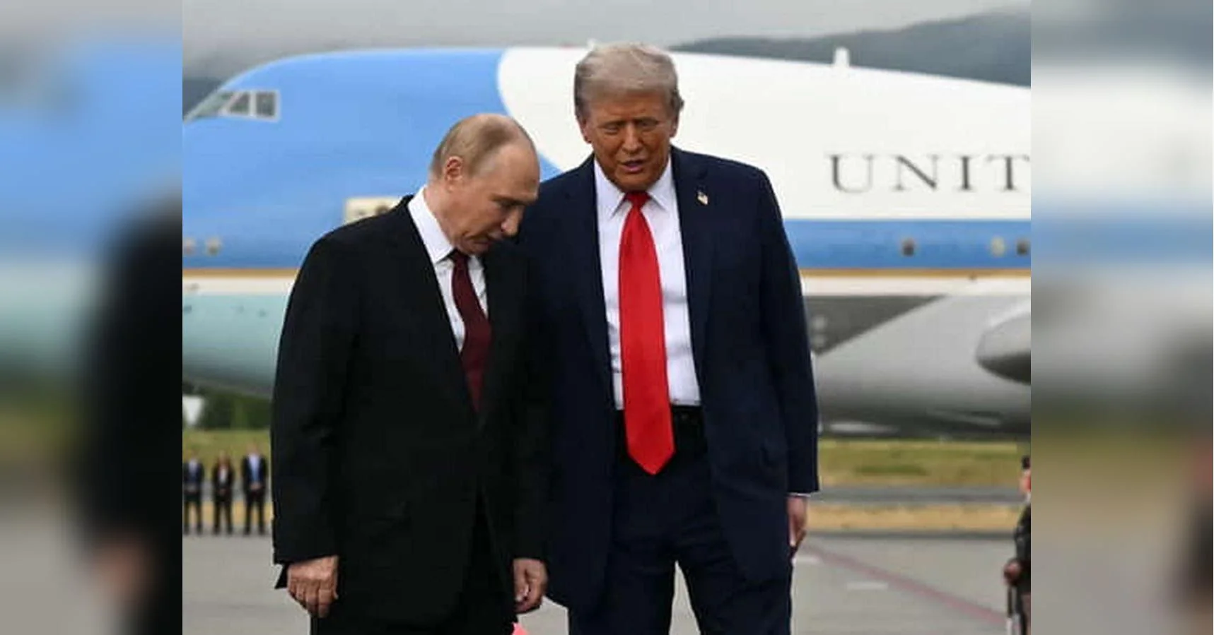 Трамп і Путін йдуть злітною смугою перед літаком США