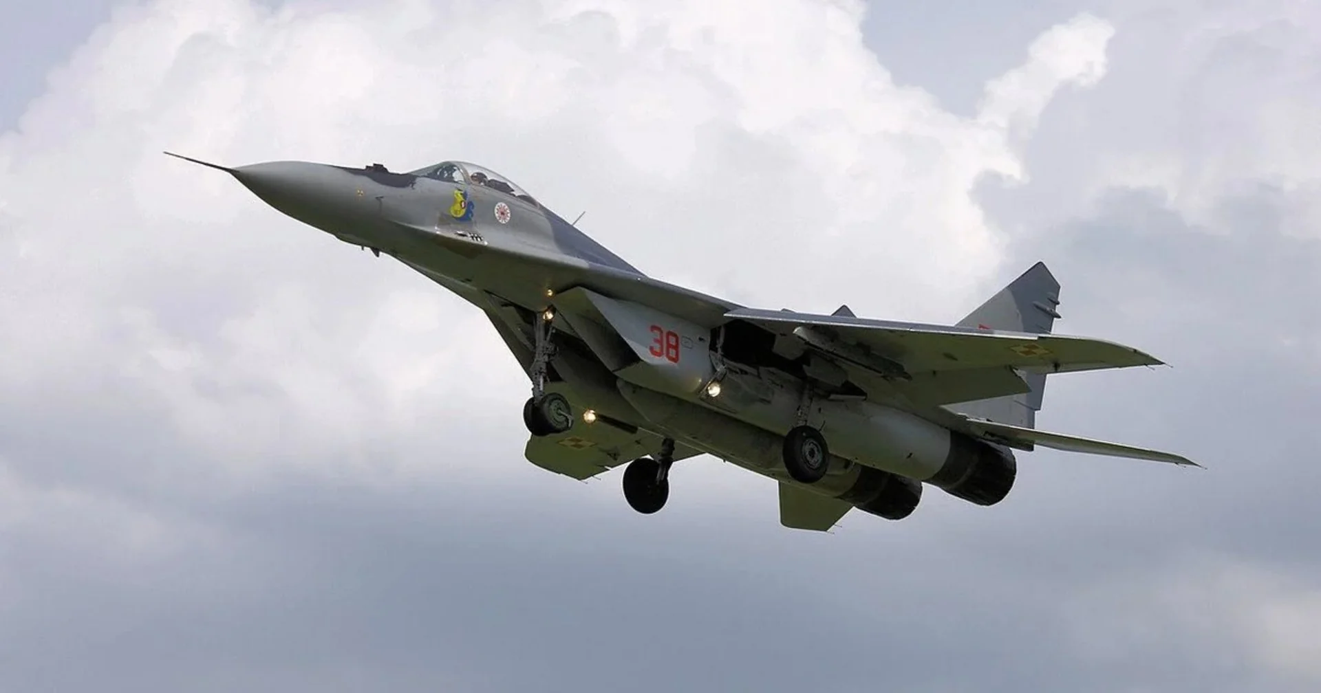 Військовий винищувач МіГ-29 в польоті з димом