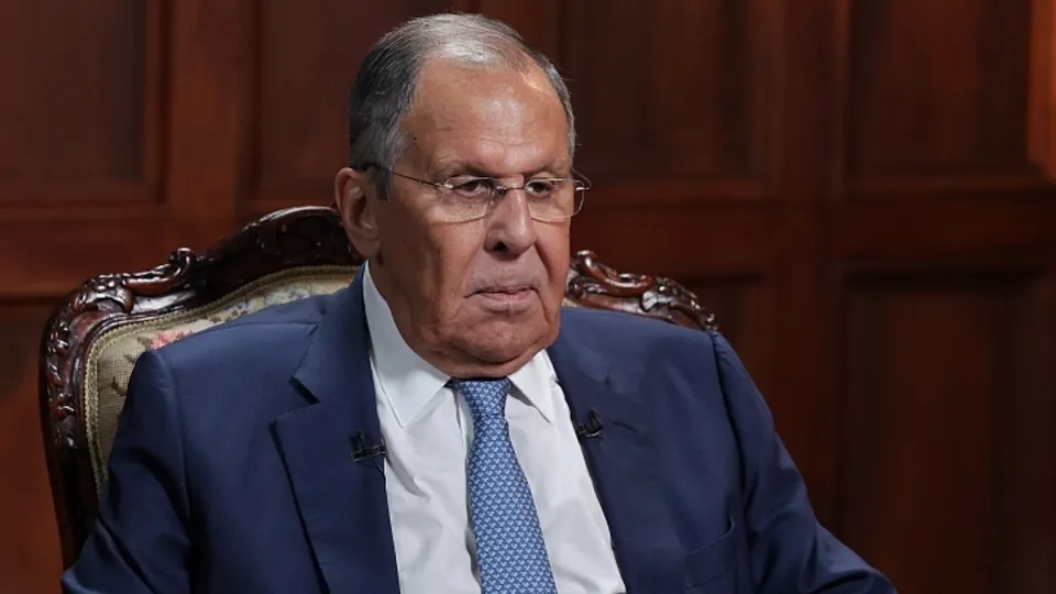 Сергій Лавров у костюмі сидить у різьбленому кріслі під час інтерв’ю