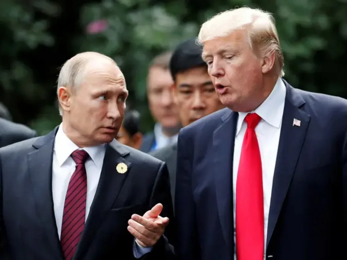 Путін та Трамп розмовляють під час офіційної зустрічі, інші чиновники позаду