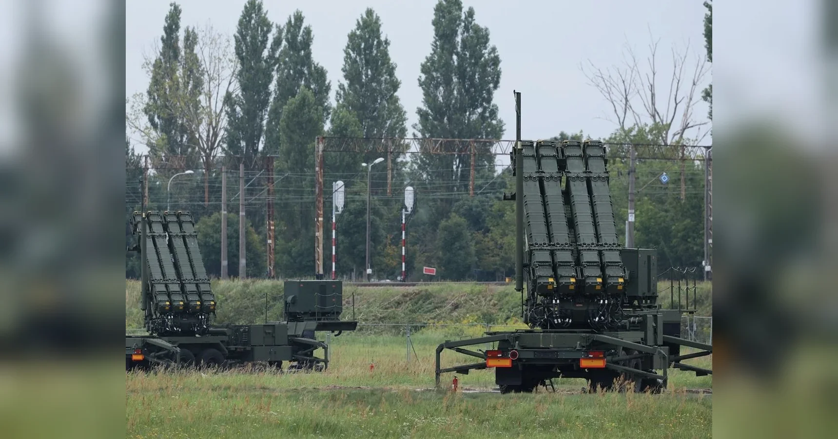 Пускові установки Patriot на трейлерах у полі біля залізниці